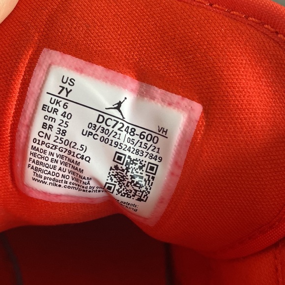 Nike shoes professionally made into curling shoes. Worn 1/2 a season. - Picture 4 of 6